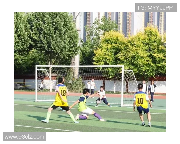 手握胜利之球的足球巨星在绿茵场上展现无限风采