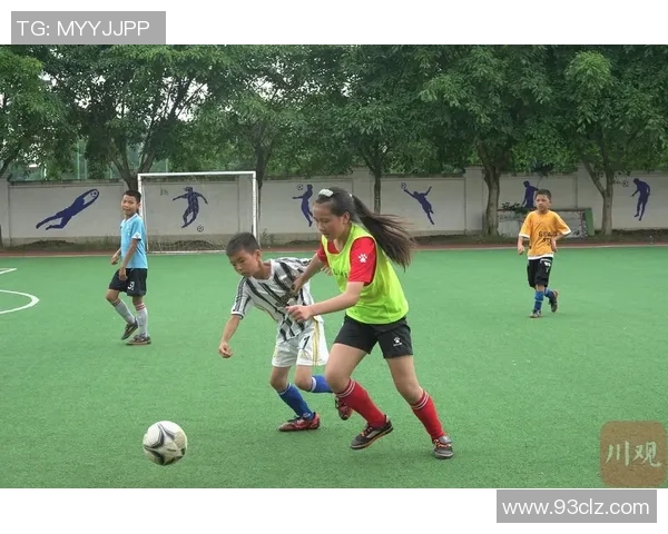 足球巨星传奇：从绿茵场到全球舞台的荣耀与挑战